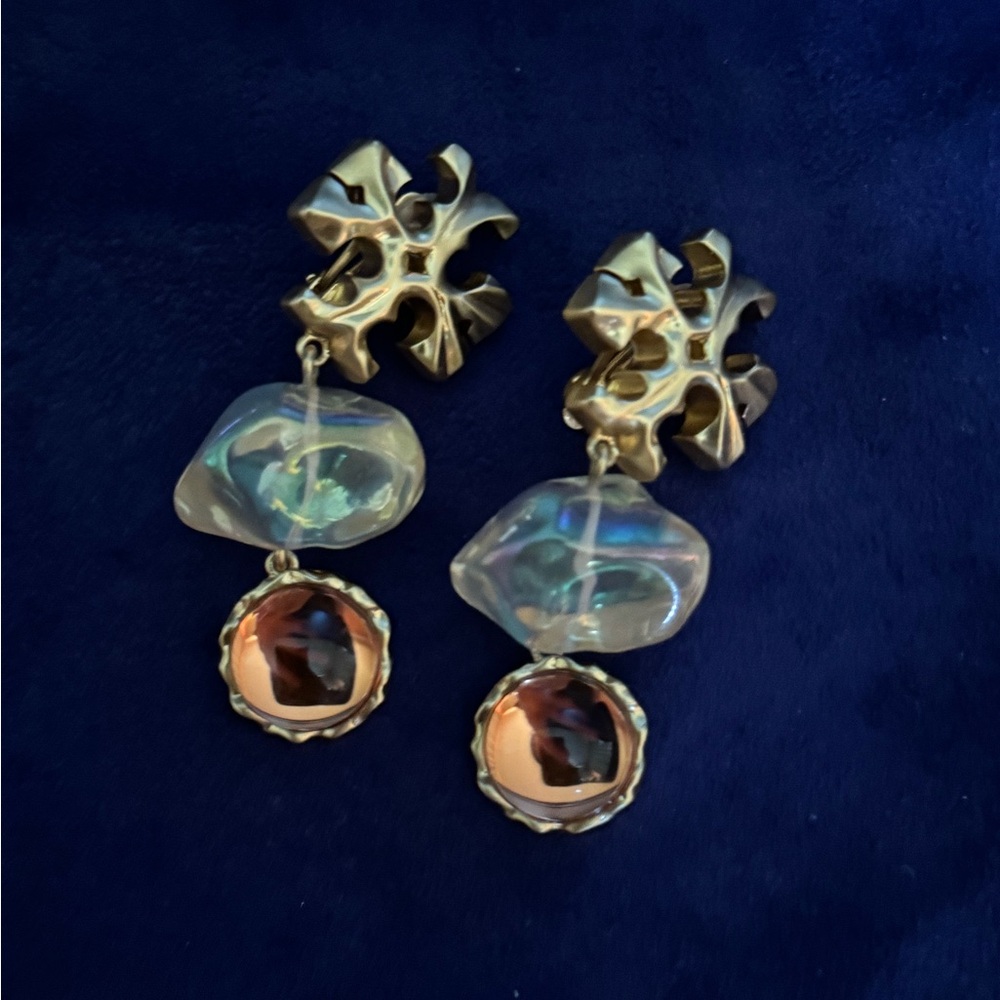 Absolutely gorgeous Tory Burch Clip on earrings. Like new condition!